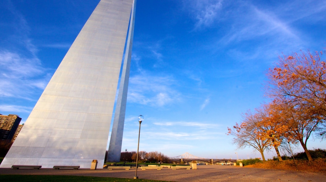 Gateway Arch National Park featuring a memorial and fall colors