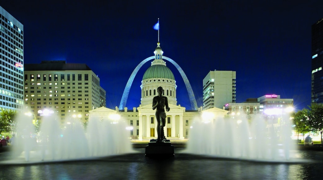 Vibrant evening view of Gateway Arch National Park with illuminated fountains in St. Louis, Missouri
