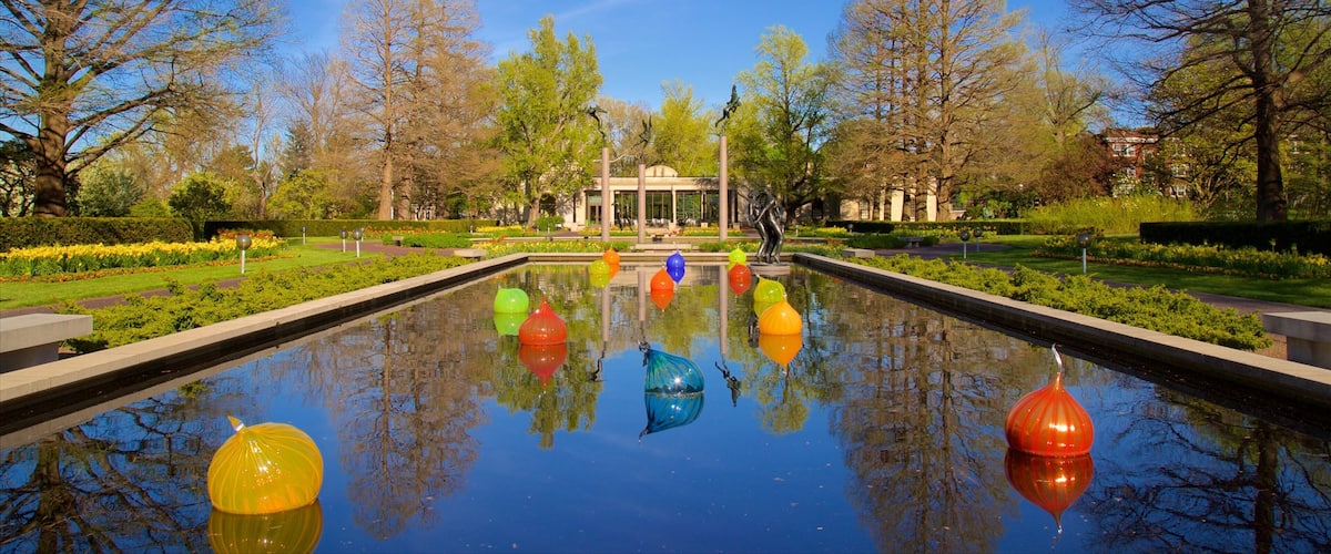 Missouri Botanical Gardens and Arboretum som visar en trädgård och en damm