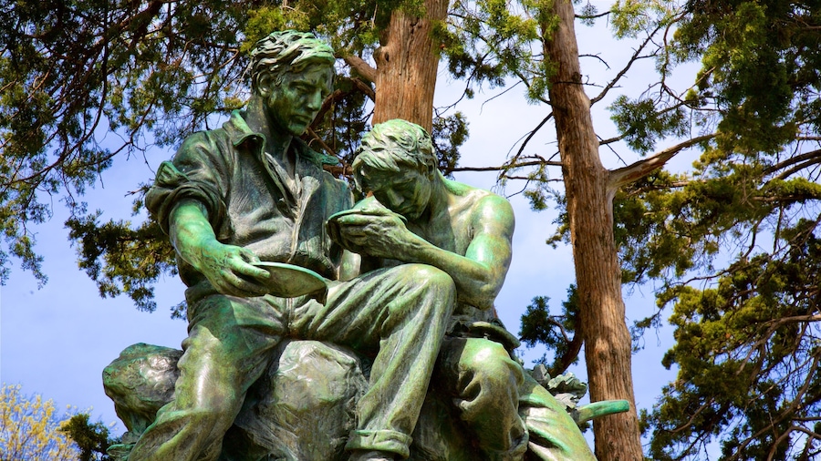 Swope Park mit einem Statue oder Skulptur und Park