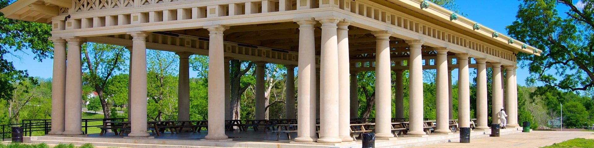 Swope Park mostrando arquitetura de patrimônio e um parque