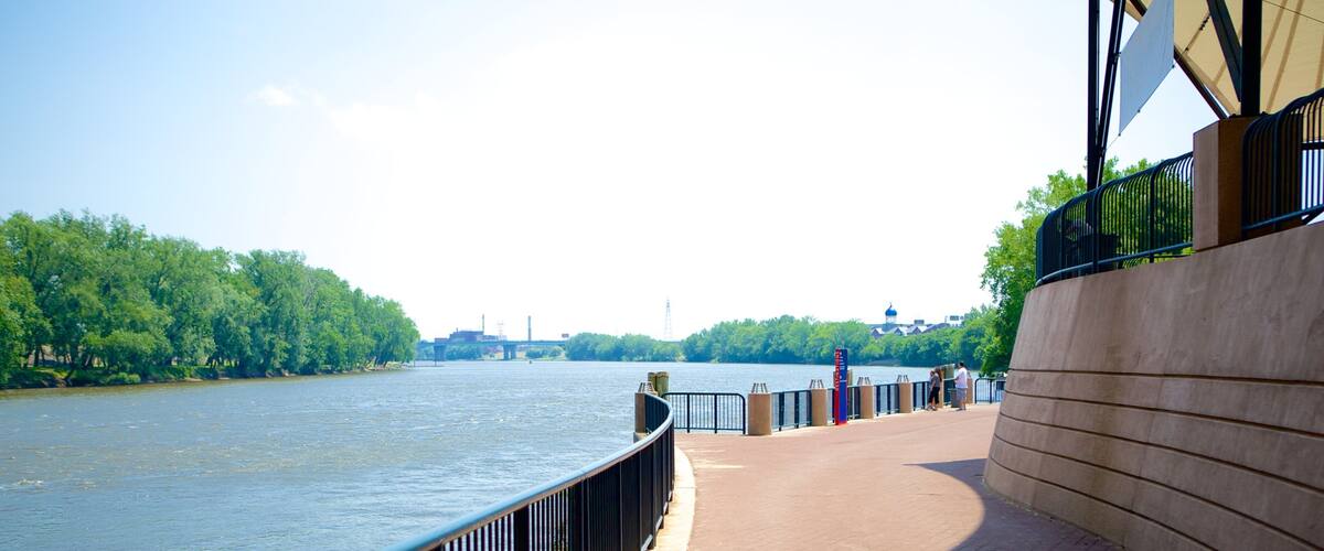 Riverside Park ofreciendo un río o arroyo