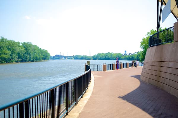 Riverside Park showing a river or creek