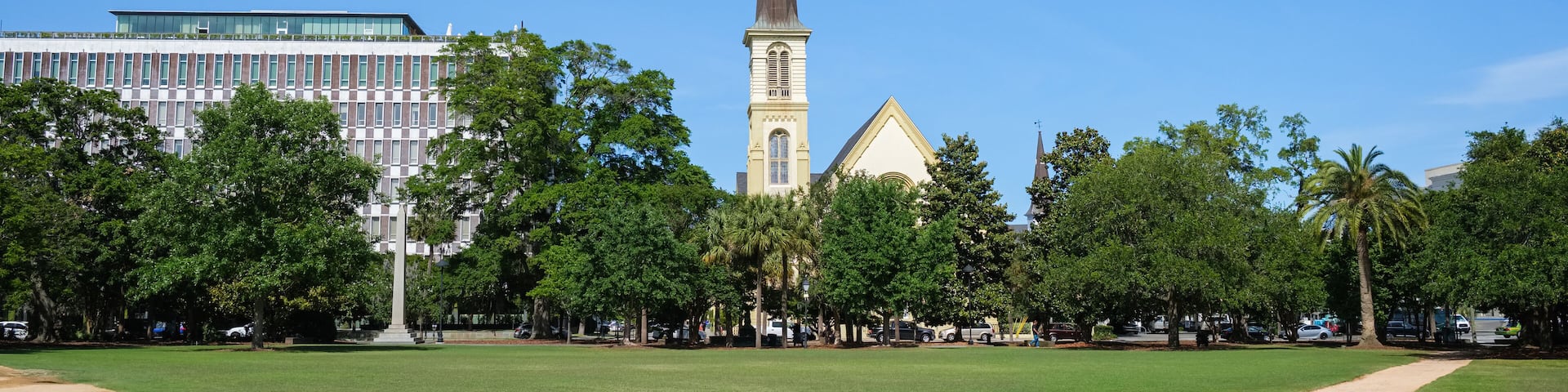 Cityscape of Marion Square in the historic downtown diistrict in Charleston, South Carolina