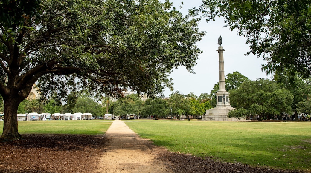 Marion Square featuring a park and a monument