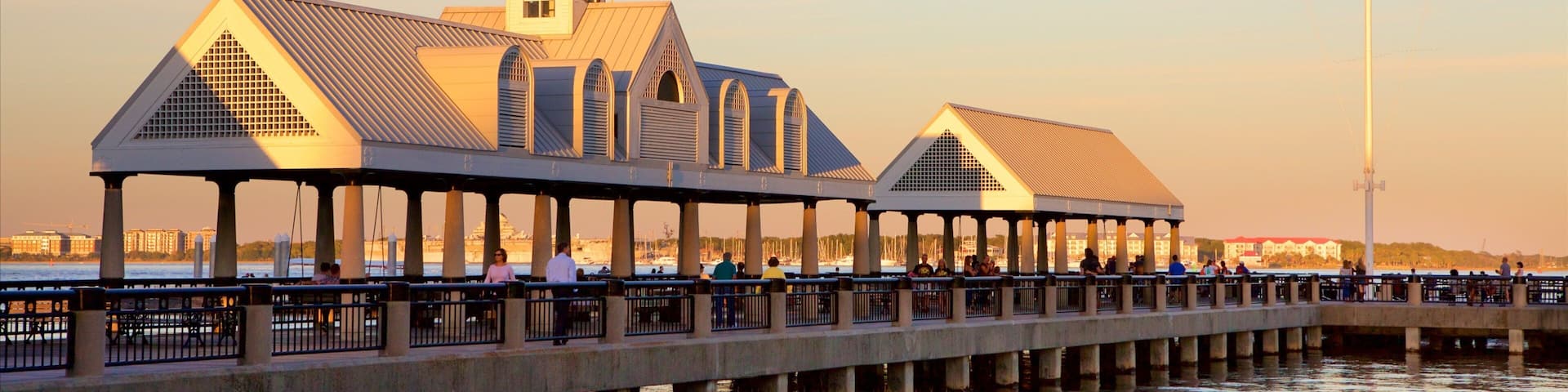 Charleston joka esittää yleiset rantanäkymät ja auringonlasku