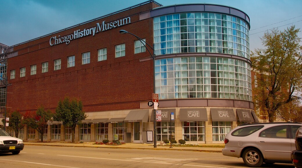 Lincoln-parken og byder på en by, skiltning og gadeliv