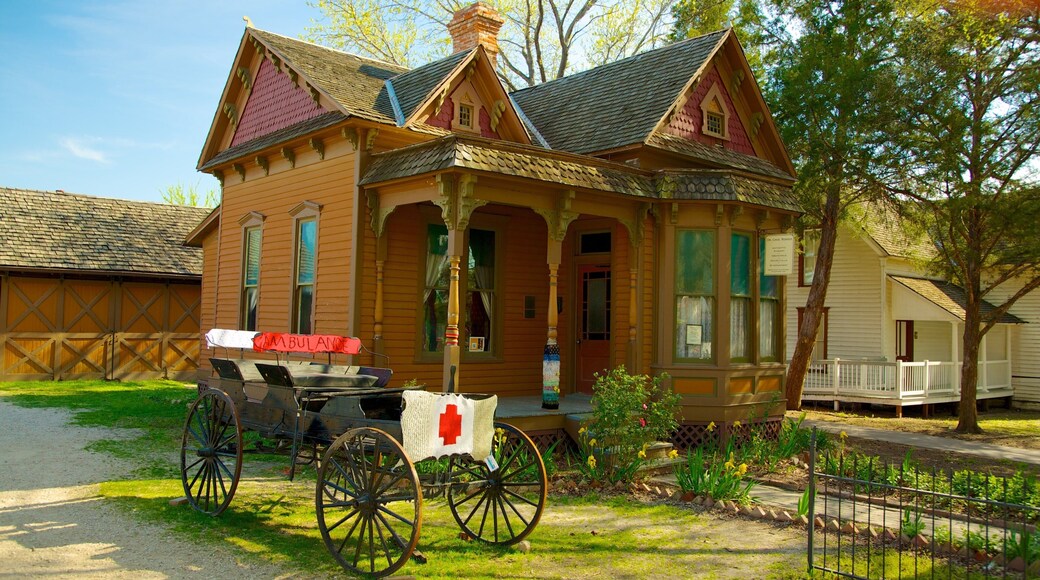 Dallas Heritage Village fasiliteter samt historisk arkitektur, hus og liten by eller landsby