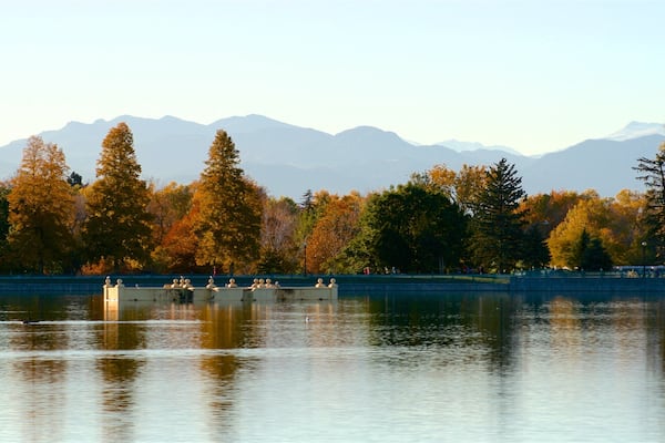 Parque de la Ciudad que incluye un río o arroyo, un parque y colores de otoño