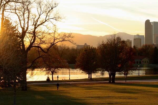 City Park mit einem Fluss oder Bach, Herbstfarben und Stadt
