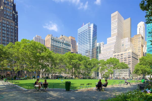 Bryant Park mettant en vedette ville, gratte-ciel et jardin