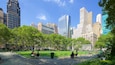 Bryant Park mostrando un jardín, un edificio alto y una ciudad