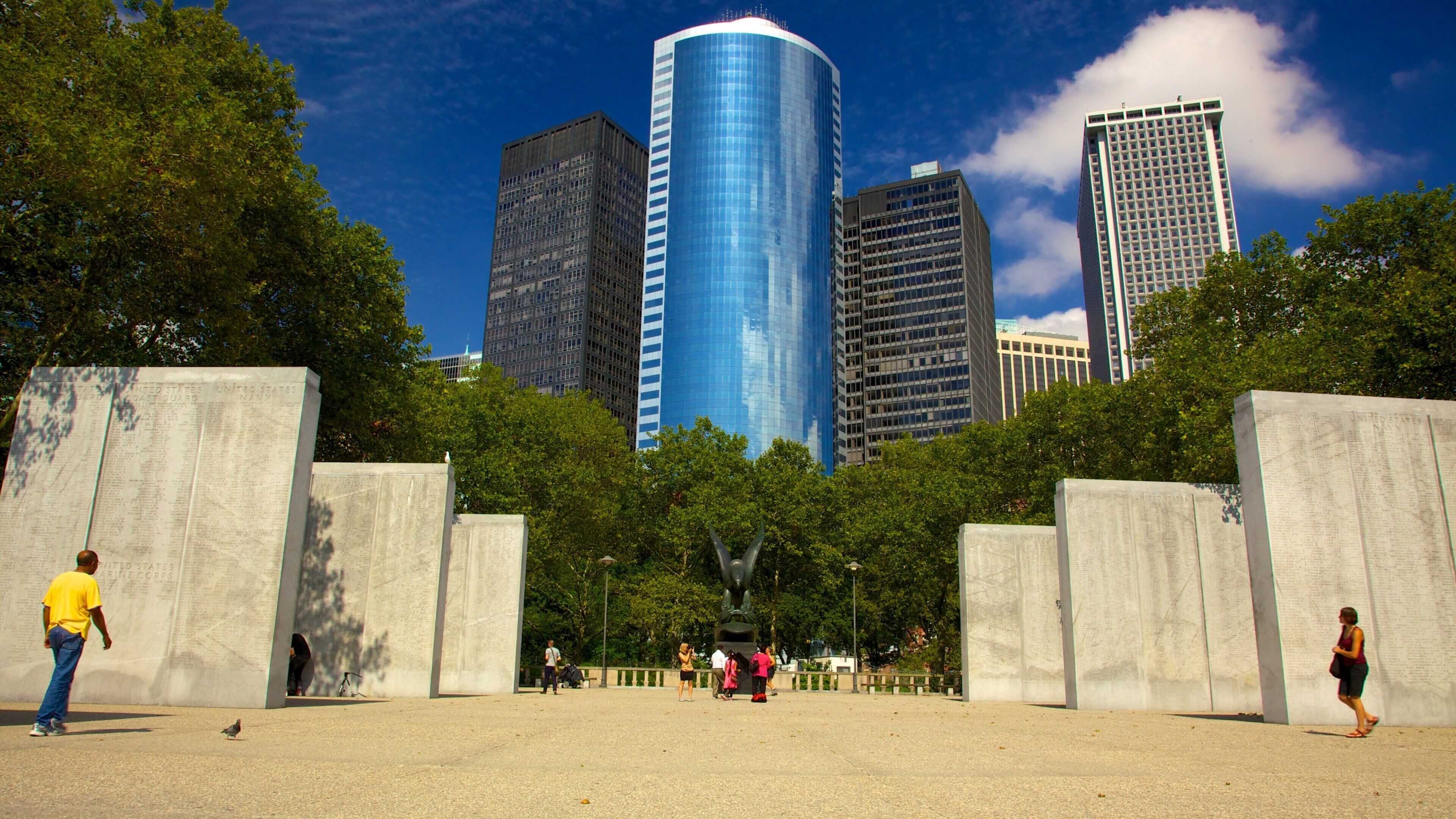 Battery Park som inkluderar modern arkitektur, ett torg och en stad
