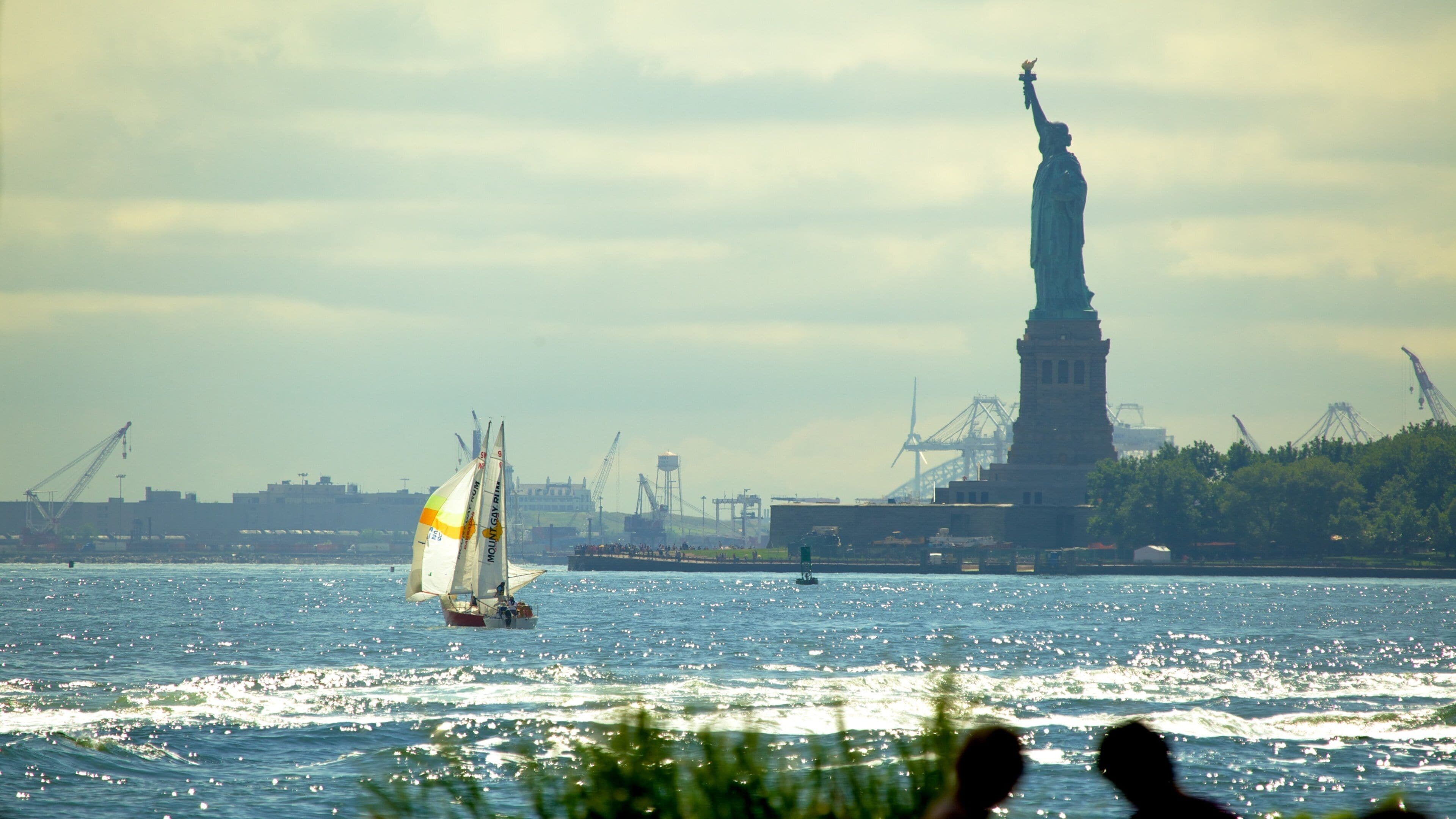 Battery Park som visar en staty eller skulptur, ett monument och kustutsikter
