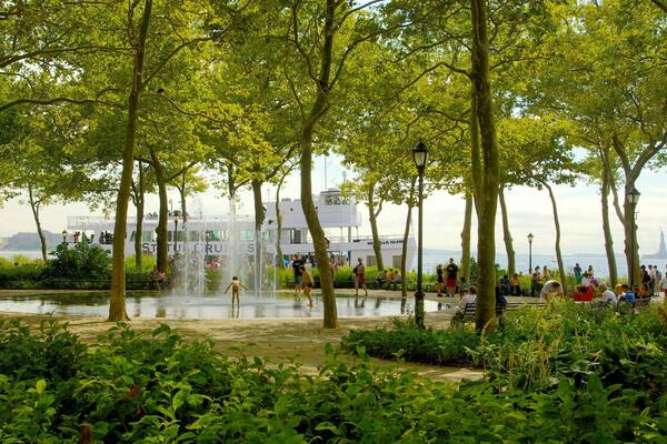Battery Park qui includes croisière, jardin et fontaine