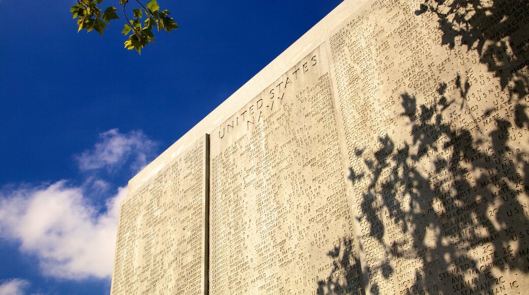 Battery Park featuring a memorial