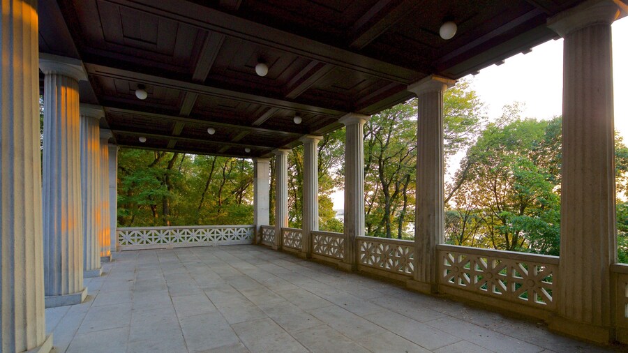 Riverside Park featuring heritage elements