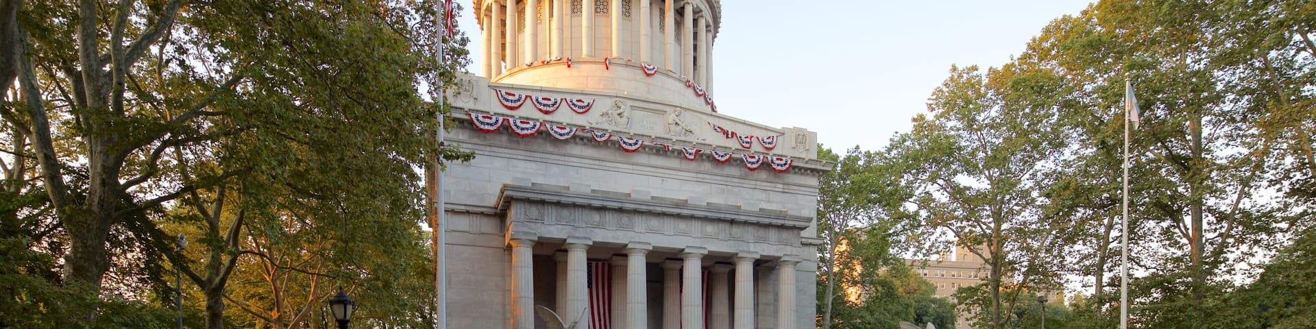 Riverside Park welches beinhaltet Platz oder Plaza, Sonnenuntergang und historische Architektur