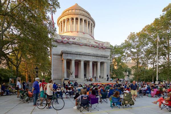 Riverside Park welches beinhaltet Platz oder Plaza, Sonnenuntergang und historische Architektur