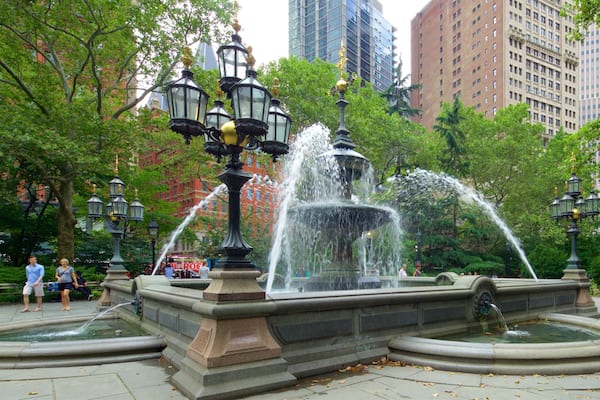 City Hall Park which includes a garden, a city and a fountain