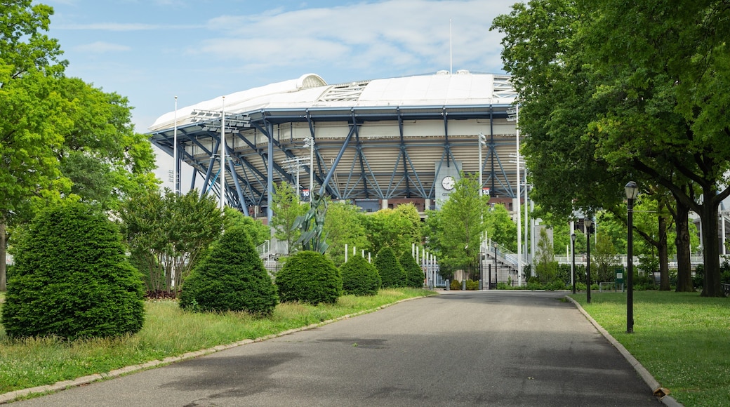 Flushing Meadows-Corona Park featuring a garden