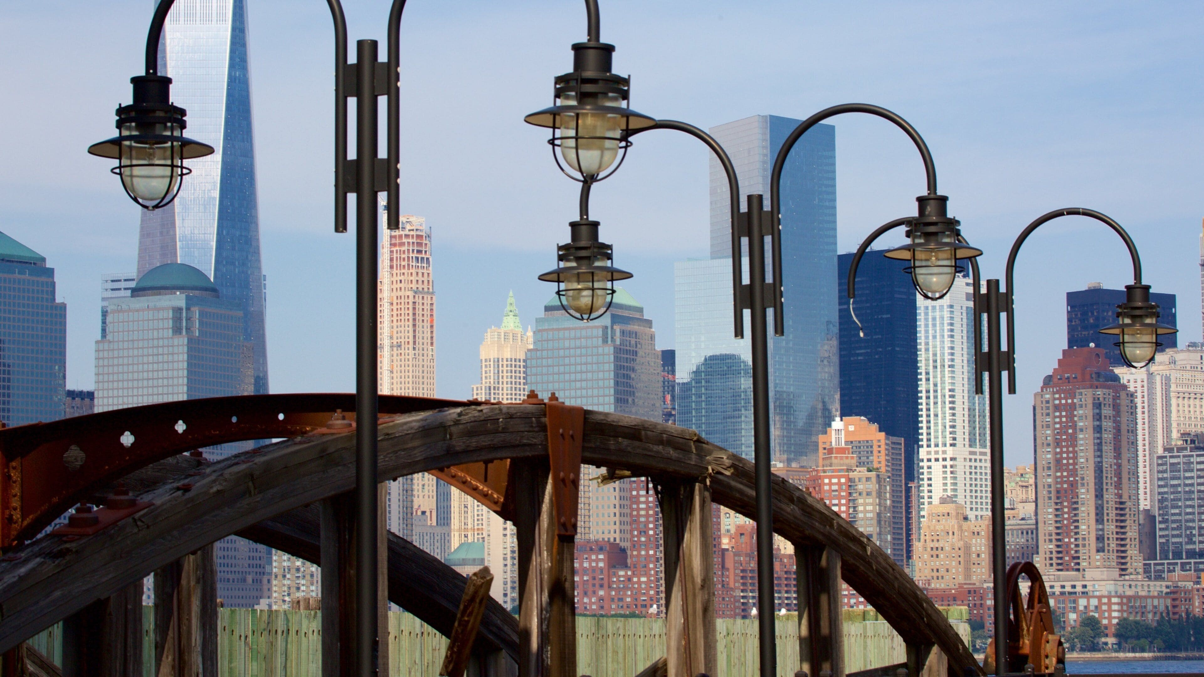 Vườn Tiểu bang Liberty cho thấy di sản, quang cảnh thành phố và cầu