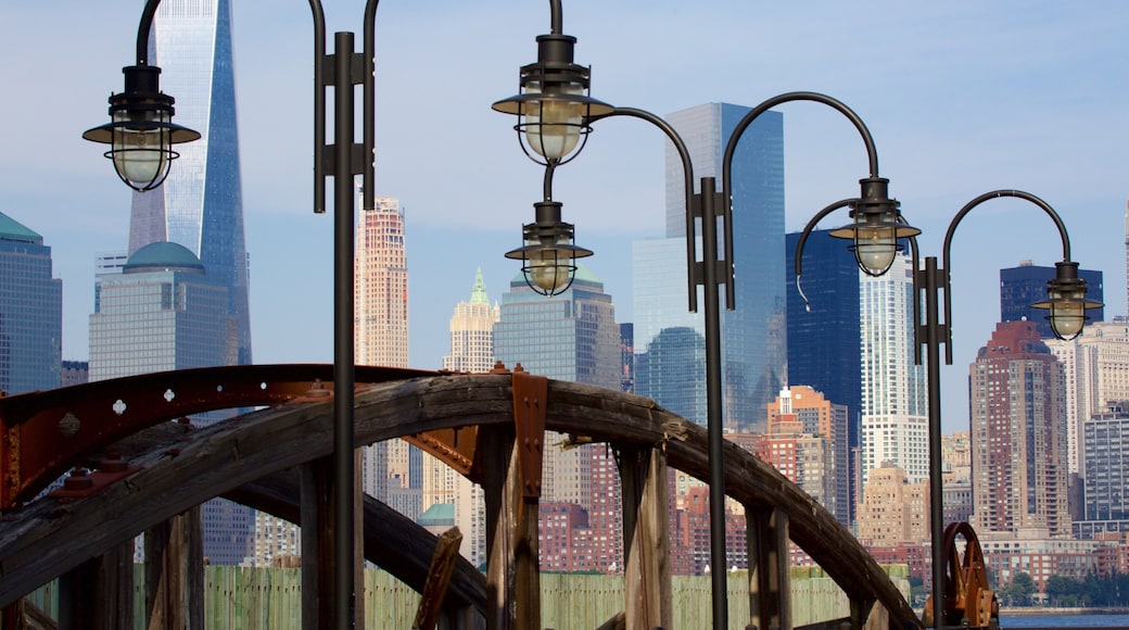 Vườn Tiểu bang Liberty cho thấy di sản, quang cảnh thành phố và cầu