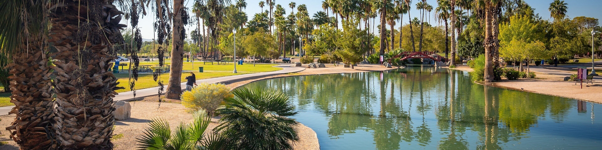 Encanto Park showing a pond and a garden