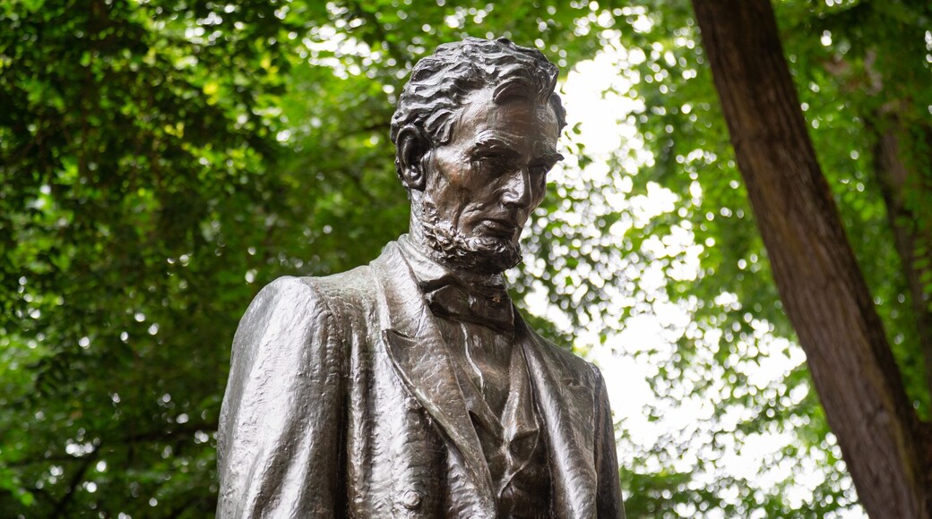 South Park Blocks showing a statue or sculpture