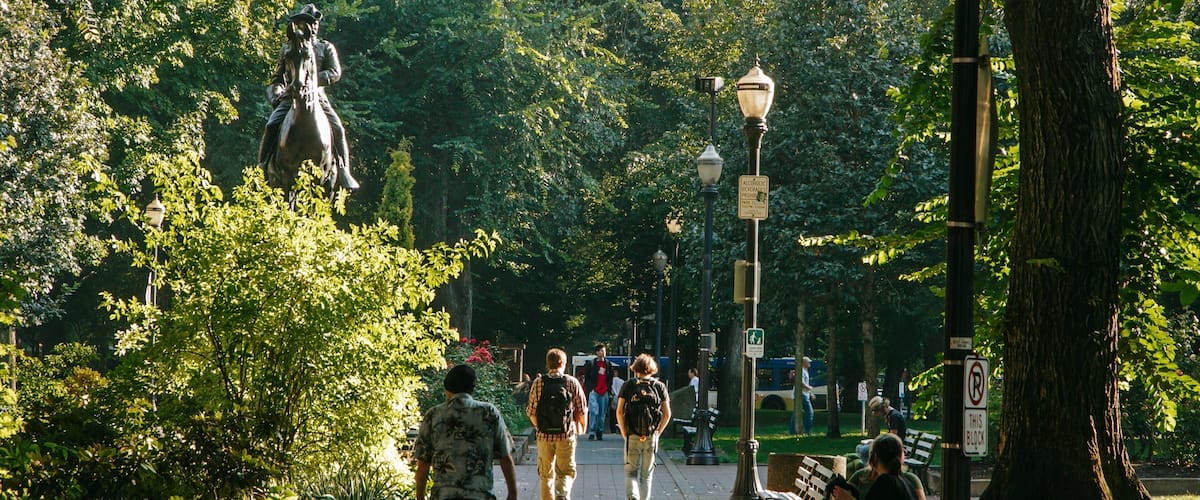 South Park Blocks showing a garden and street scenes