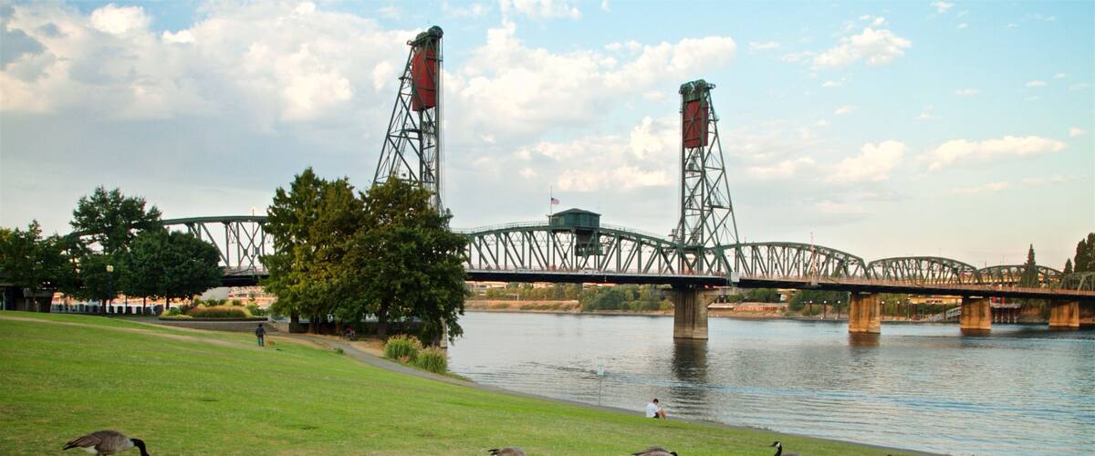Tom McCall Waterfront Park presenterar en park, en bro och en å eller flod