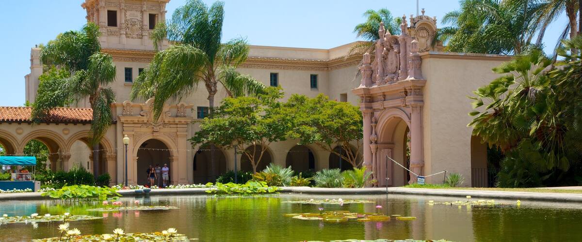 Balboa Park das einen Garten, historische Architektur und Teich