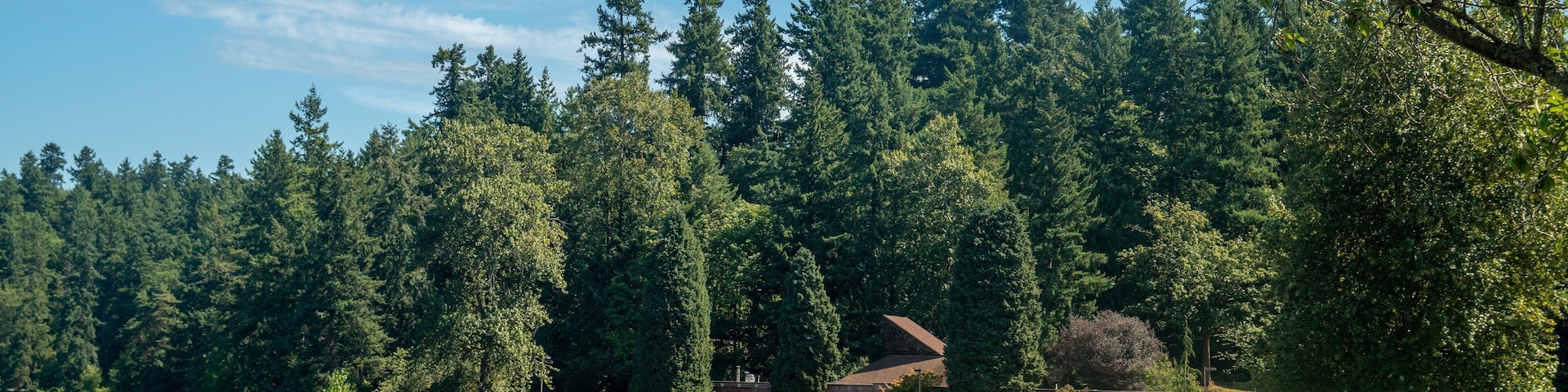 Seward Park which includes a lake or waterhole