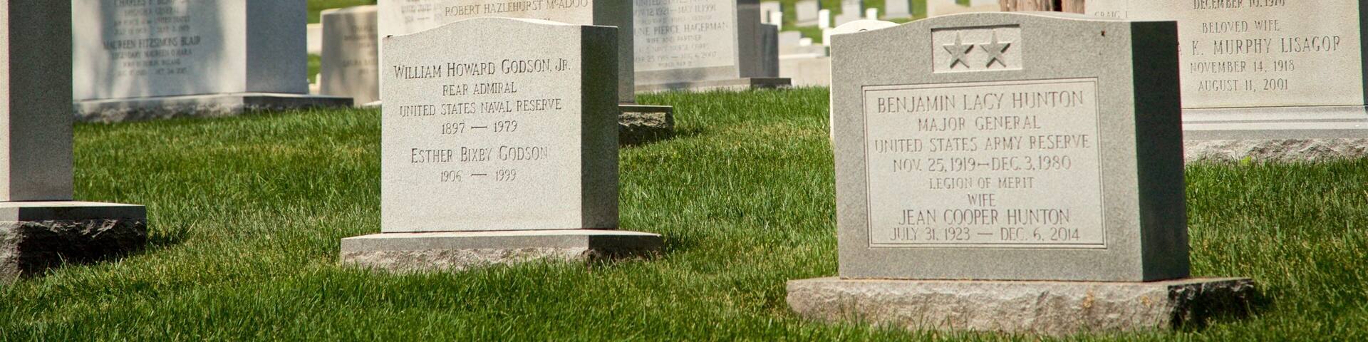 Un cementerio con numerosas lápidas, entre ellas las de William Howard Godson, Jr. y Benjamin Lacy Hutton.