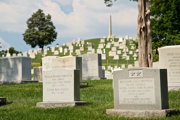 Ein Friedhof mit zahlreichen Grabsteinen, darunter auch die von William Howard Godson Jr. und Benjamin Lacy Hutton.