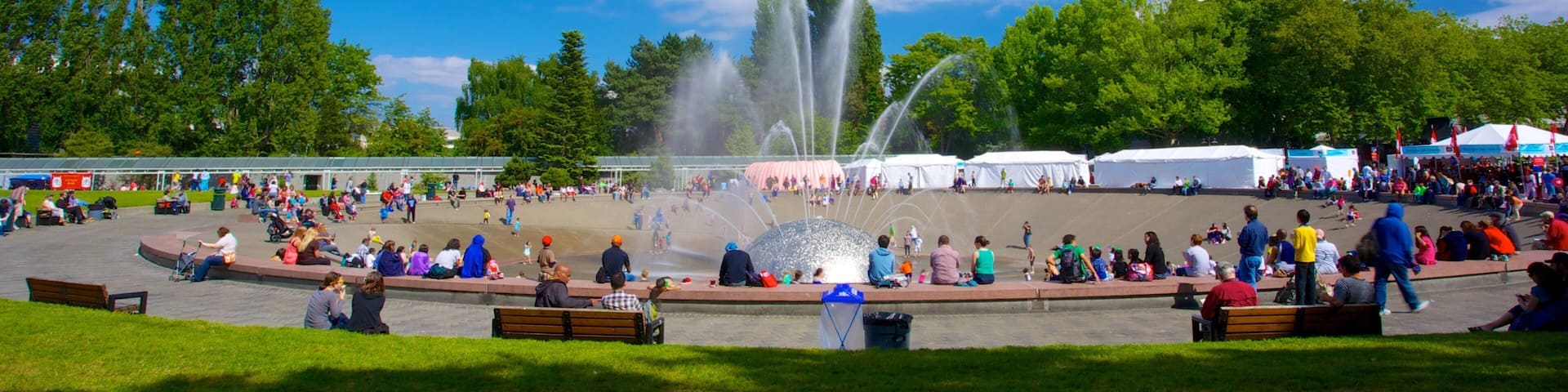 Parc d\'activités Seattle Center mettant en vedette square ou place et fontaine aussi bien que important groupe de personnes