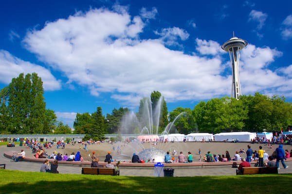 Seattle Center som inkluderar ett torg och en fontÀn sÄvÀl som en stor grupp av mÀnniskor