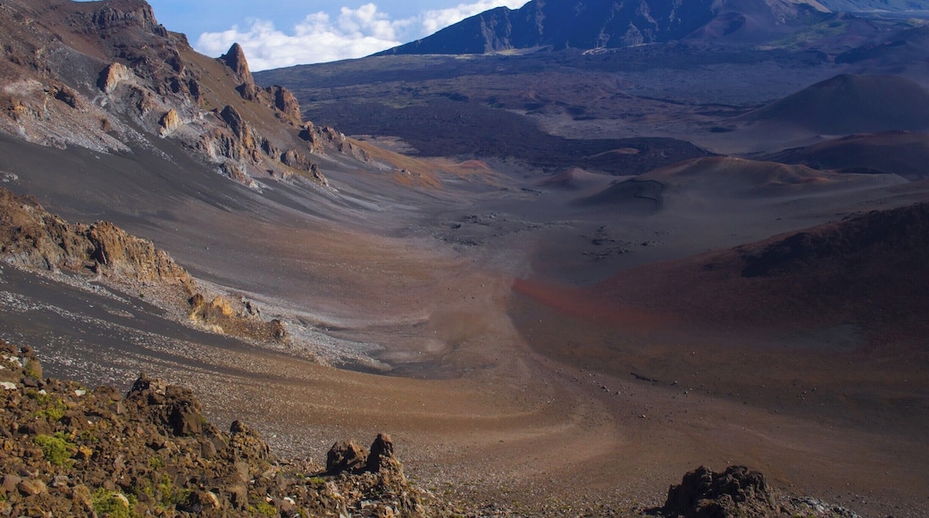 View over Haleakala crater, at 3000 ft. Make sure that the skies are clear before heading to Haleakala, otherwise this view could be totally blocked by clouds.
#AboveItAll