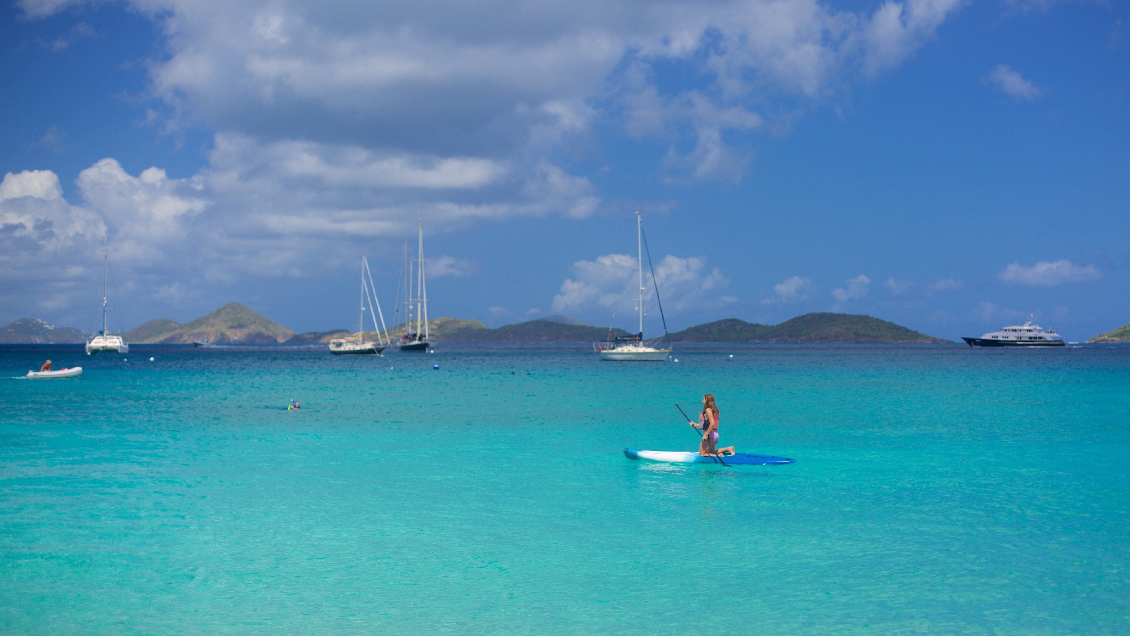 Iles Vierges mettant en vedette kayak ou canoë et vues littorales