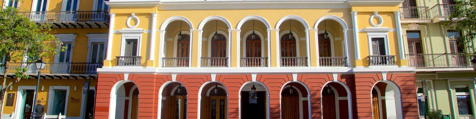 Un edificio amarillo con dos torres y un reloj.