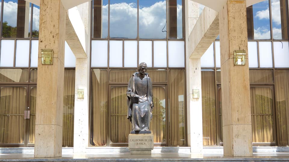 Plaza de la Cultura which includes a statue or sculpture