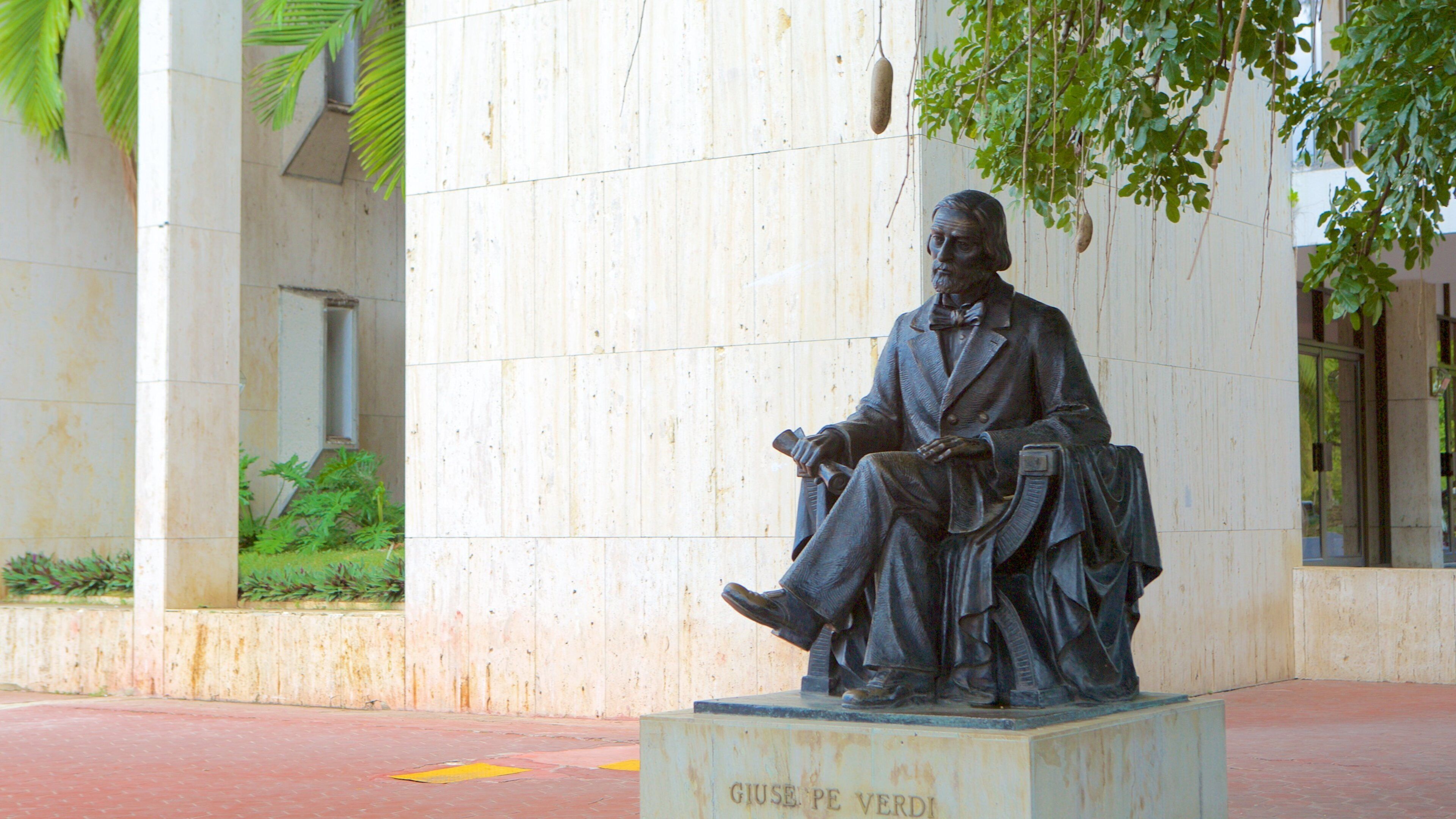 Plaza de la Cultura som viser en statue eller en skulptur