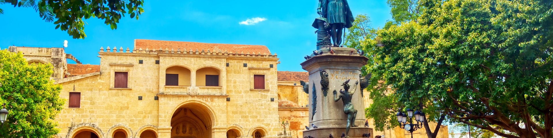 Columbus statue and Basilica Cathedral of Santa Maria la Menor in Santo Domingo Colonial zone. Parque Colon
