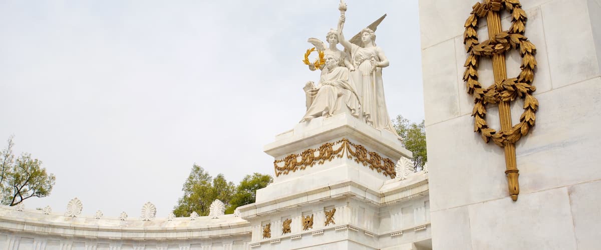Alameda Central que incluye una estatua o escultura, un monumento y elementos patrimoniales