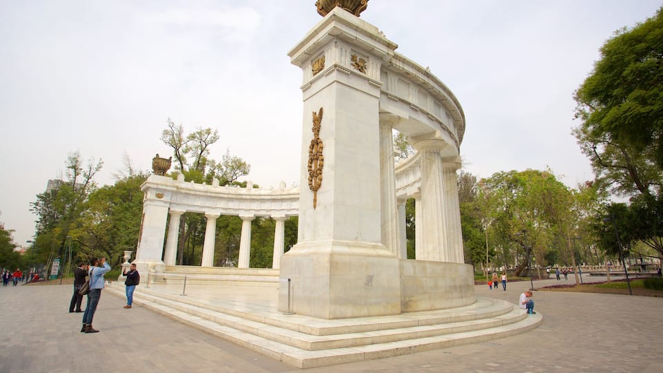 Alameda Central que inclui uma praça ou plaza, um monumento e elementos de patrimônio