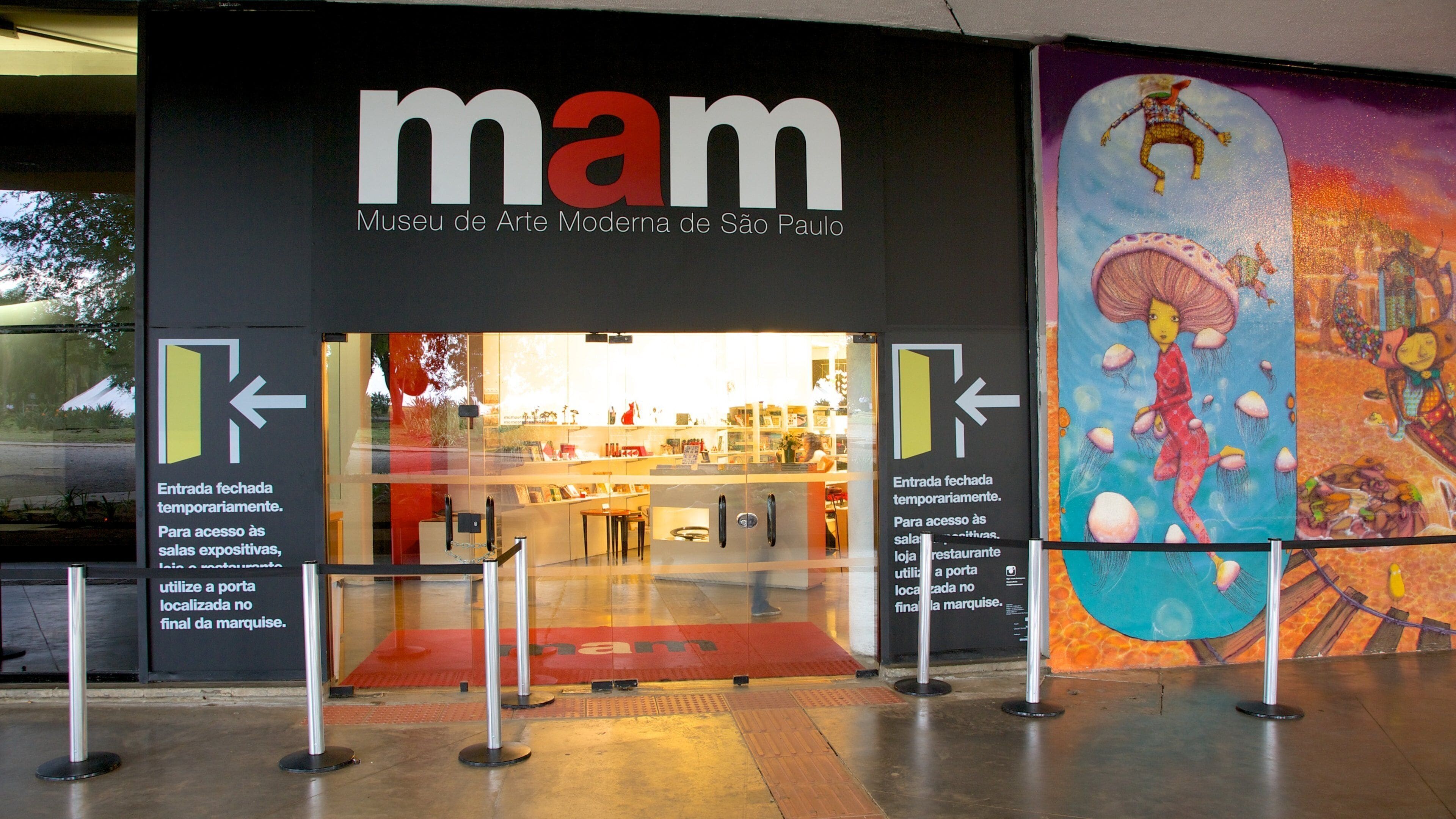 Ibirapuera park fasiliteter samt by, skilt og innendørs