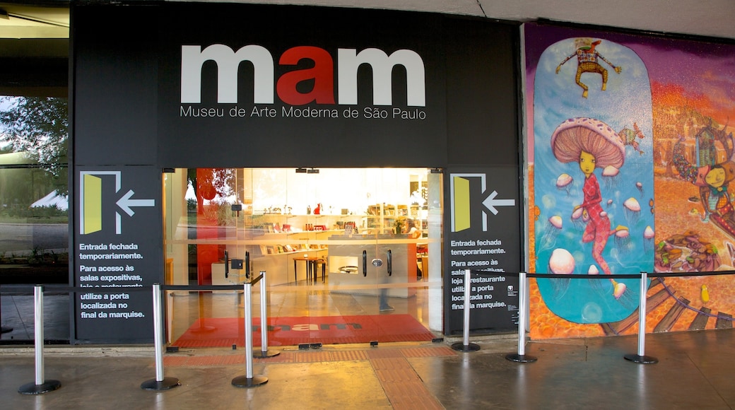 Parque do Ibirapuera caracterizando uma cidade, sinalização e vistas internas