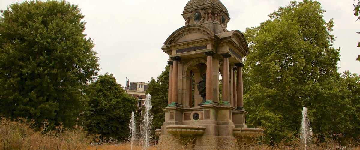 Sarphatipark og byder på et monument, en have og et springvand