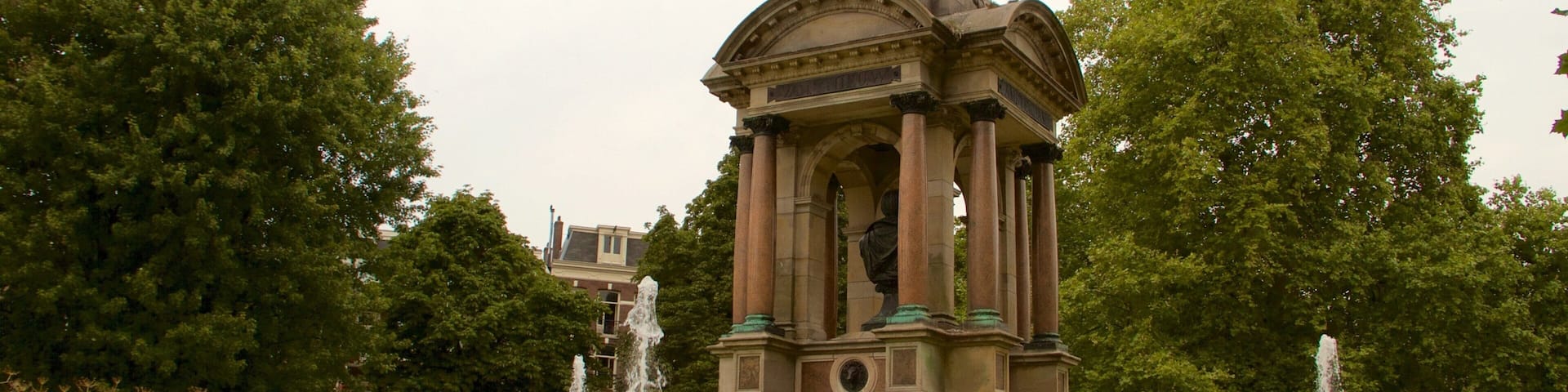 Sarphatipark showing a monument, a garden and a fountain