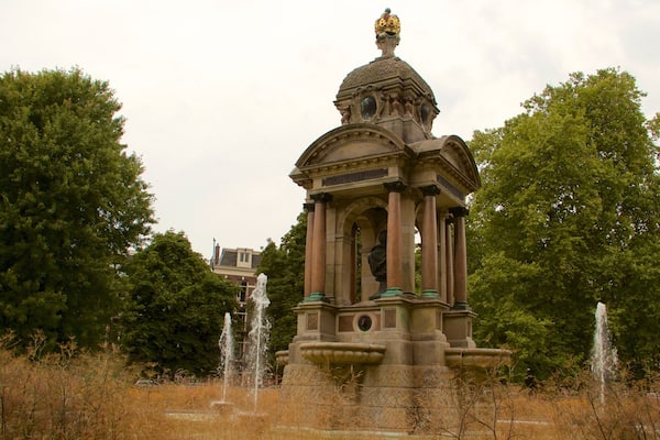 Sarphatipark featuring monumentti, lähde ja puutarha